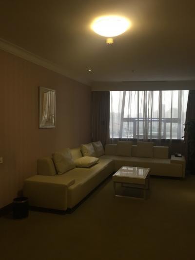 扉を開けると応接室