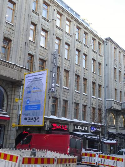 大通りからも縦長看板が見える