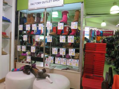 ポートデナラウ ショッピングセンターのなかの大きな土産物店