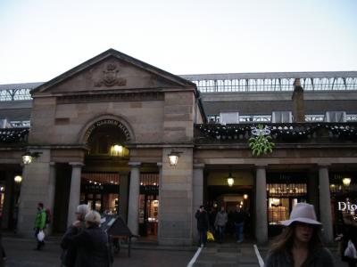 屋根付きの複合マーケット