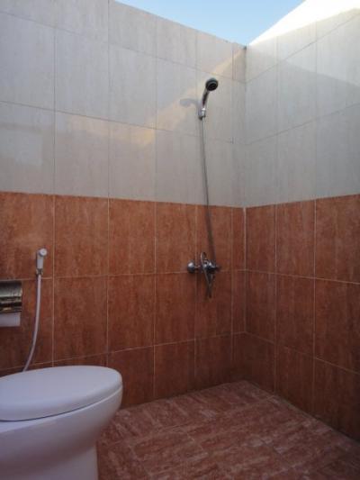 シャワー(水のみ)、水洗トイレ、洗面所、石鹸、シャンプーあり