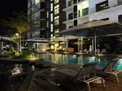 タワー1とタワー2の間にあるプール。いい雰囲気です。