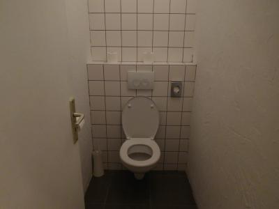 トイレはバスルームとは独立してあった
