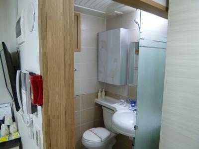 狭いバスルーム。