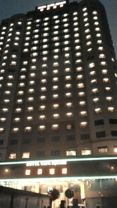 夜はライトアップしてちょっと派手です。