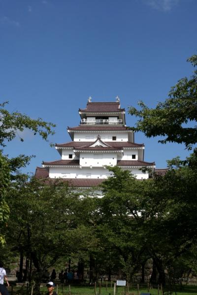 「八重の桜」で有名なとてもきれいなお城。