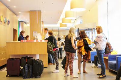 ロビー。タリン行きバスチケット予約を助けてもらいました。