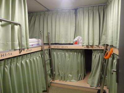 8人部屋。カーテンで仕切ることができます。