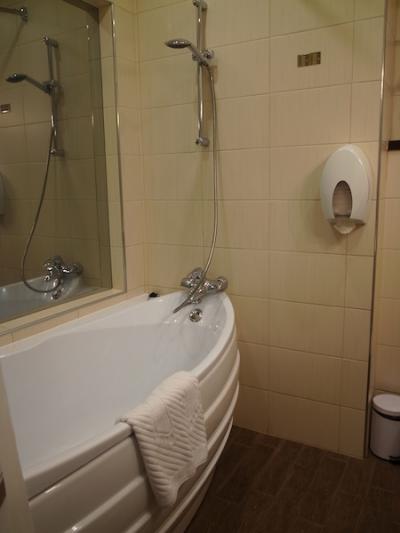 コンフォートダブル、なぜか部屋との間にマジックミラーが(笑