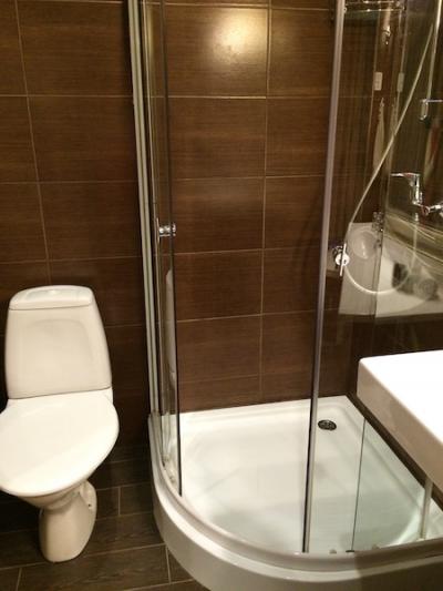 スタンダードダブルはシャワー、簡易なので真冬はツライかも