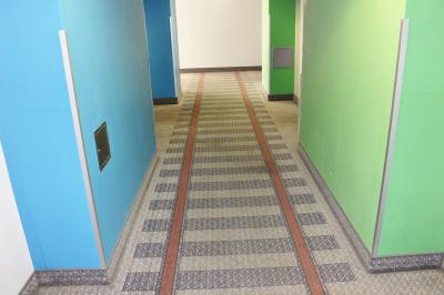 廊下のカーペット。線路の模様です。