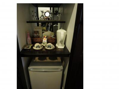 小さめの冷蔵庫に私物はほとんど入れられない