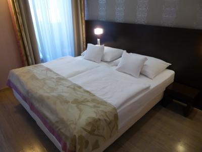 シングルベッドを2つくっつけて、ツインにした仕様。