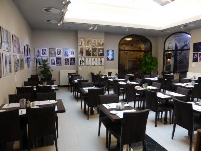 食事会場は1階フロント脇。広くて余裕です。