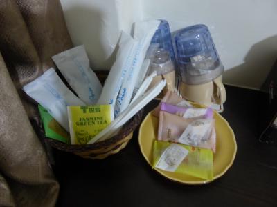 歯ブラシ，コップ，お茶，ミネラルウォーターなど