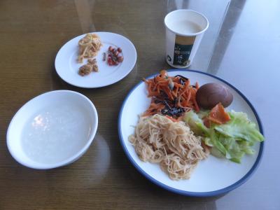 朝食。簡素ながら，どれも美味しい。豆乳もあり。