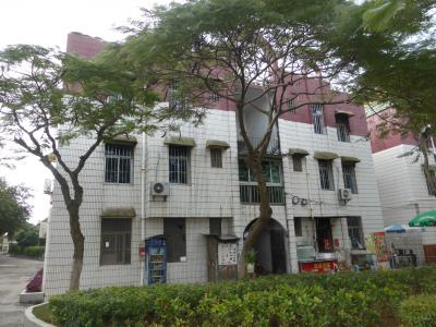 コロンス島の北。海辺にある建物の屋上にあります。