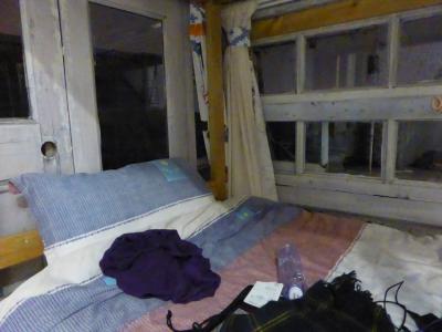 カジュアルで清潔なベッド