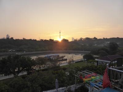 屋上から朝陽を眺めて