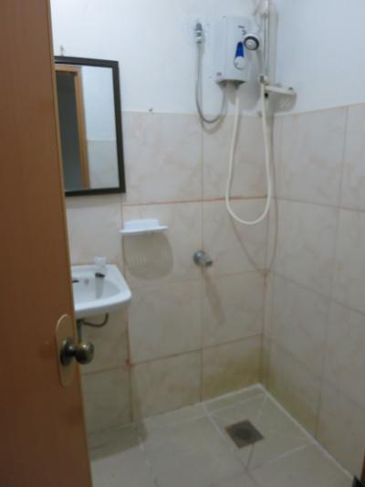 使えないシャワー、カーテンも無いのでびしょびしょに