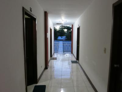 部屋にベランダが無い為洗濯物は廊下の奥へ（下着は無理）