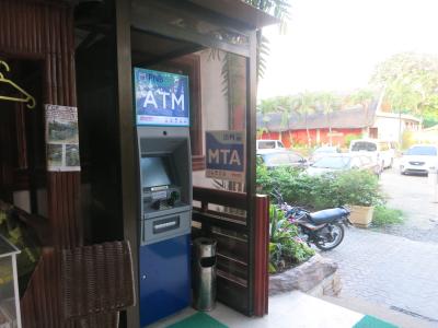 ホテルの入り口にATM
