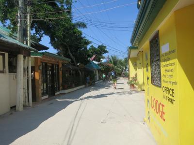 ホテル前の道沿いにはレストランが並ぶ