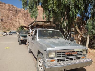 宿泊施設まで、砂漠ツアーをしながら届けてくれる車。