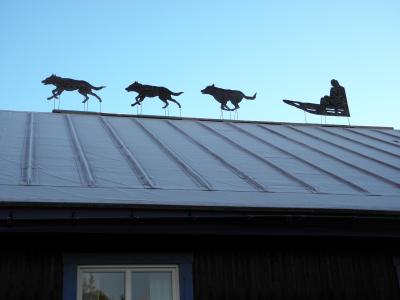 屋根には犬ぞりのオブジェ