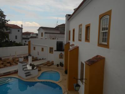 内庭・プールを臨む