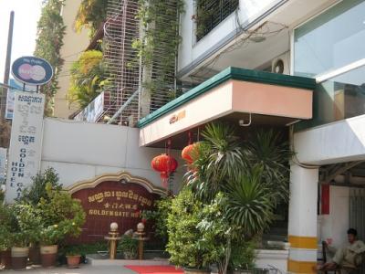 ロビーとフロントは階段を上がった２階にある。