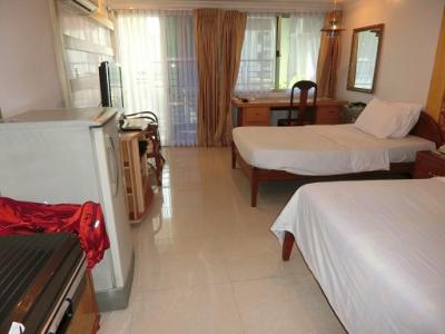 清潔で、奥にベランダあり。