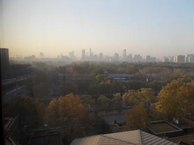 靄の市中心街を臨む