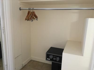 クローゼットにドアは無し、セキュリティーBOXが有って驚き