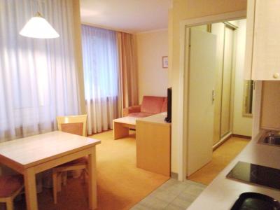 部屋は広々としてる