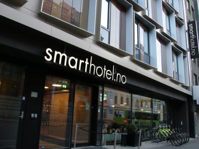 すっきりしたデザインのエントランス