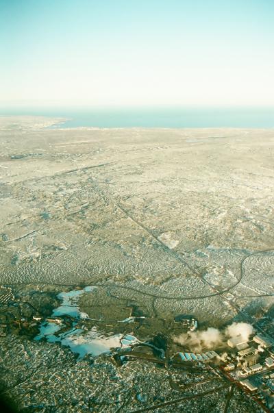 窓越しにブルーラグーンが見えました