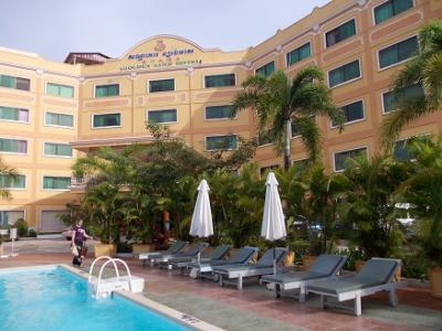 ビーチに近くプールもある大きなホテル