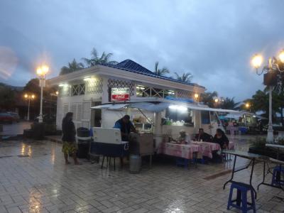 パペーテでは安く食べられる庶民派の屋台