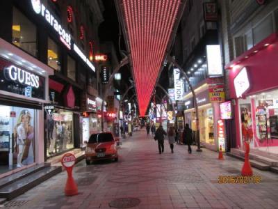 商店街のアーケードのライトアップ。