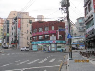 近くのコンビニと商店街。