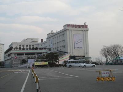 右が漢江、左裏口が商店街、正面スロープを登った３階が入口です