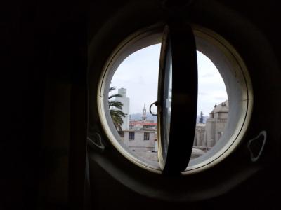 円窓からアレキパ大聖堂の塔の上端部が見えます