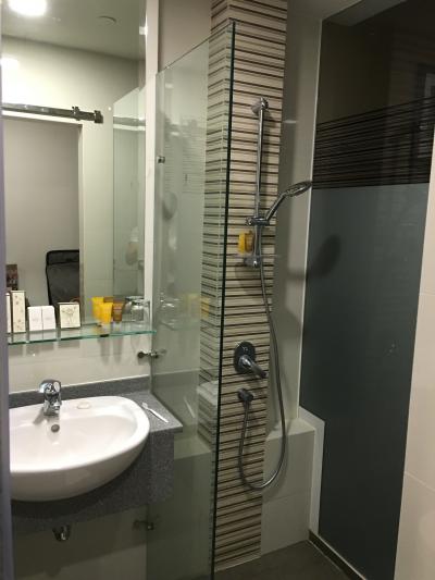 シャワーのみ。小奇麗。お湯の温度が低かったです。