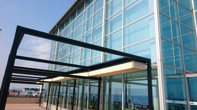 海側が全面ガラス張りで天井も高いの開放的なオーシャンフロントのレストラン