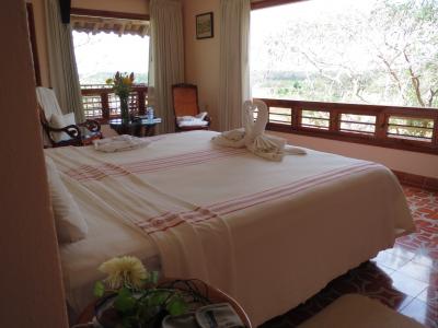 ベッドメイクは毎回異なります　花も本物で気持ちよい