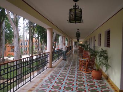 ホテル客室前の廊下　造りが良い