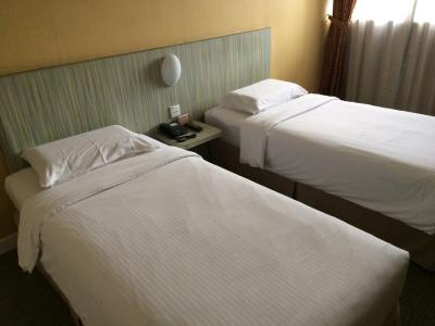 ベッドは小さめ