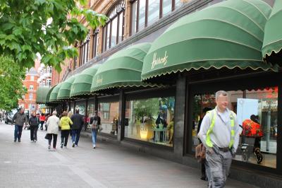 巨大デパート。