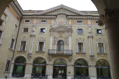 泊まれる美術館